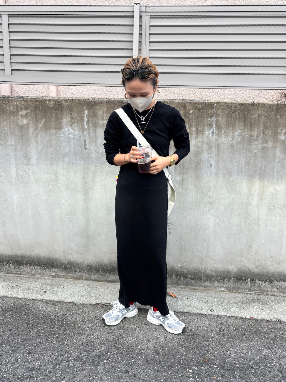 ブラック系のワンピースを着用したレディースの秋コーディネートの3枚目の写真