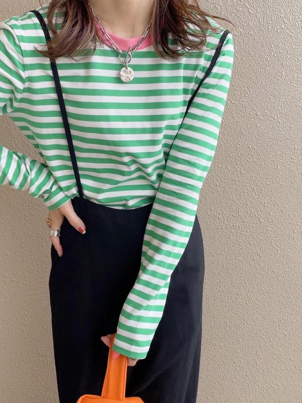 グリーン系のTシャツ/カットソー、ブラック系のサロペット/オーバーオール、その他のその他を着用したレディースの春コーディネートの2枚目の写真