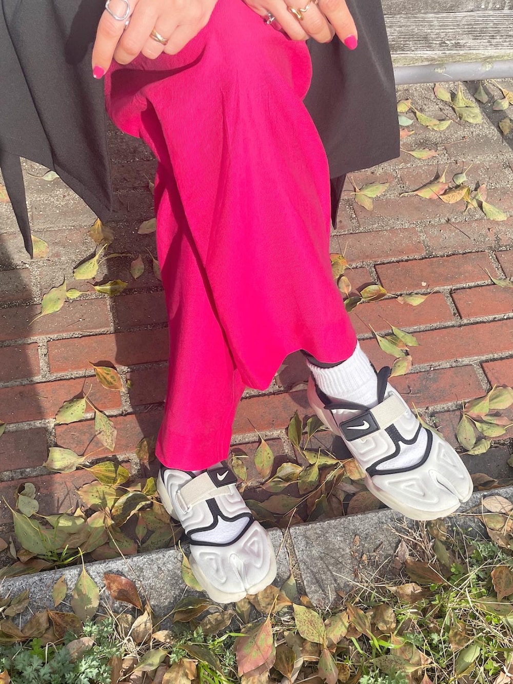 ピンク系のその他パンツ、グレー系のスウェット、ブラック系のベストを着用したレディースの春コーディネートの5枚目の写真