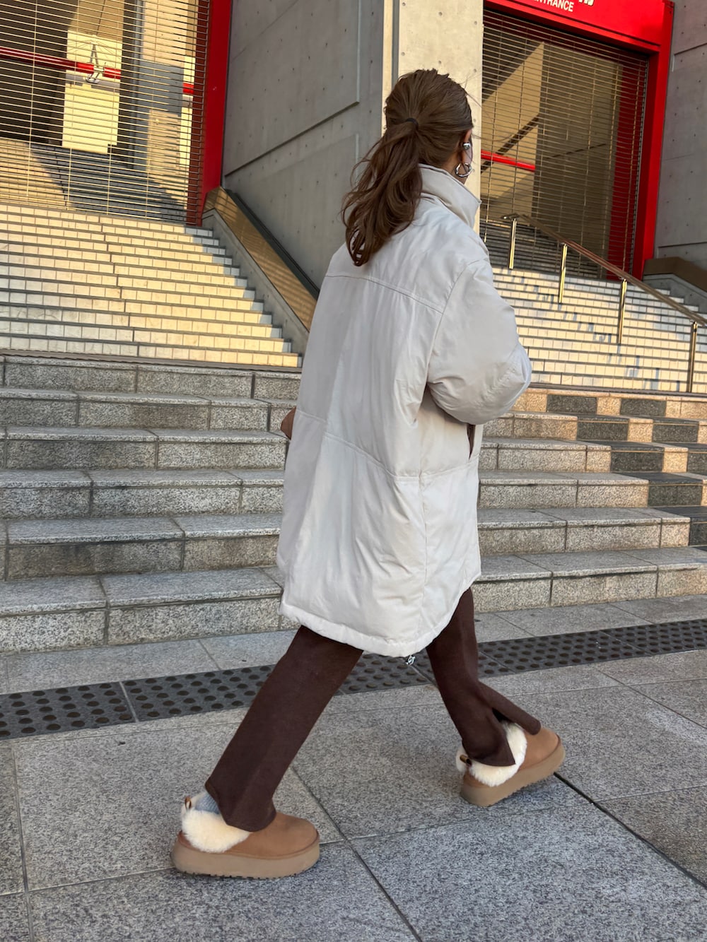 ホワイト系のダウンジャケット/コートを着用したレディースの秋コーディネートの4枚目の写真