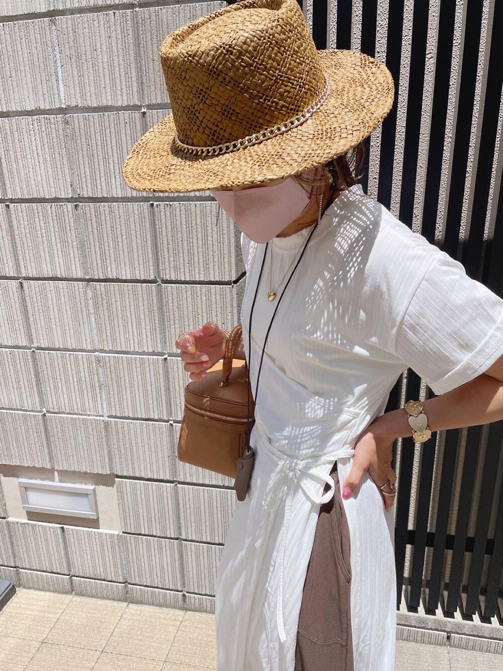 ブラウン系のその他パンツ、ブラウン系のサンダル、ホワイト系のワンピース/ドレスを着用したレディースの夏コーディネートの2枚目の写真