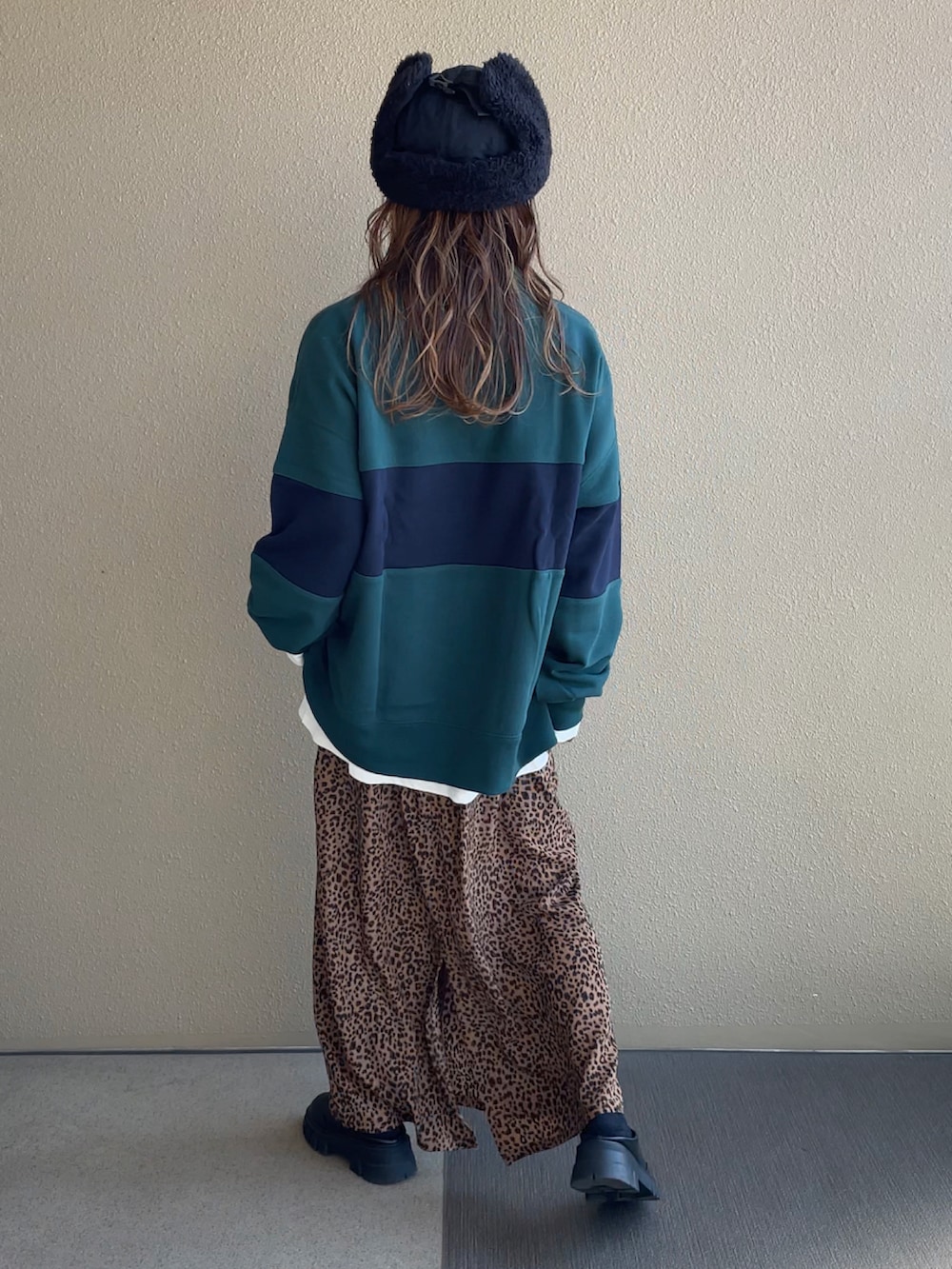 その他のスカート、グリーン系のスウェット、ブルー系のハットを着用したレディースの秋コーディネートの2枚目の写真