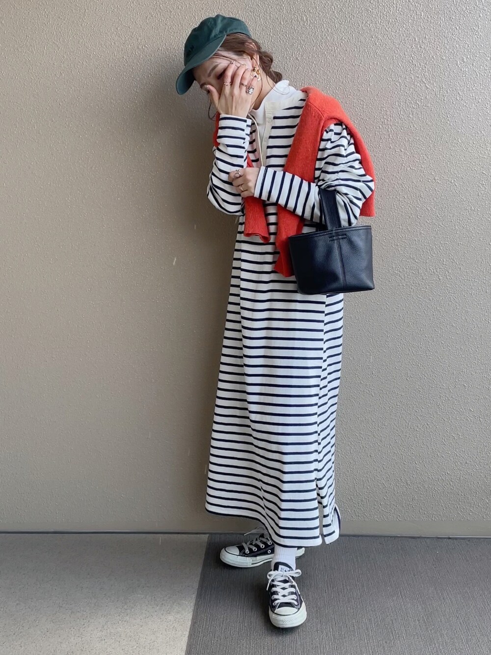 ホワイト系のワンピース/ドレス、レッド系のスニーカー、その他のその他を着用したレディースの冬コーディネートの2枚目の写真