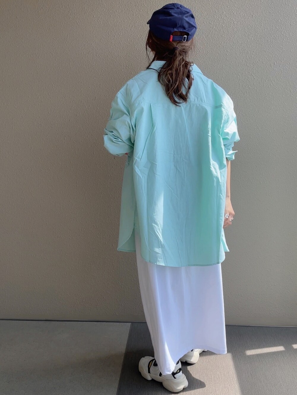 グリーン系のシャツ/ブラウス、ホワイト系のワンピース、その他のその他を着用したレディースの春コーディネートの3枚目の写真