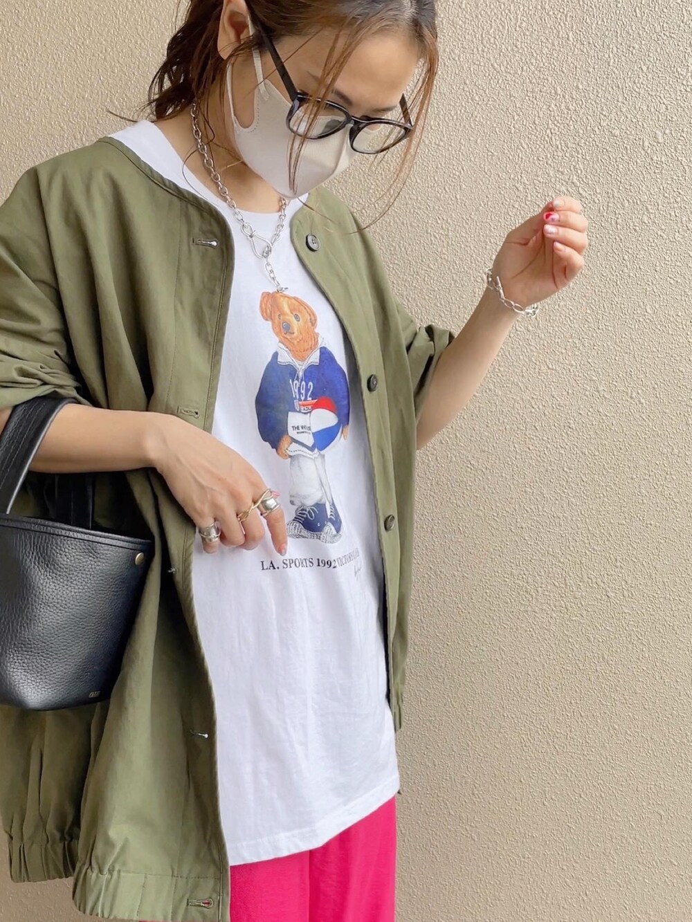 グリーン系のノーカラージャケット、ピンク系のその他パンツ、ブラック系のサンダルを着用したレディースの春コーディネートの4枚目の写真