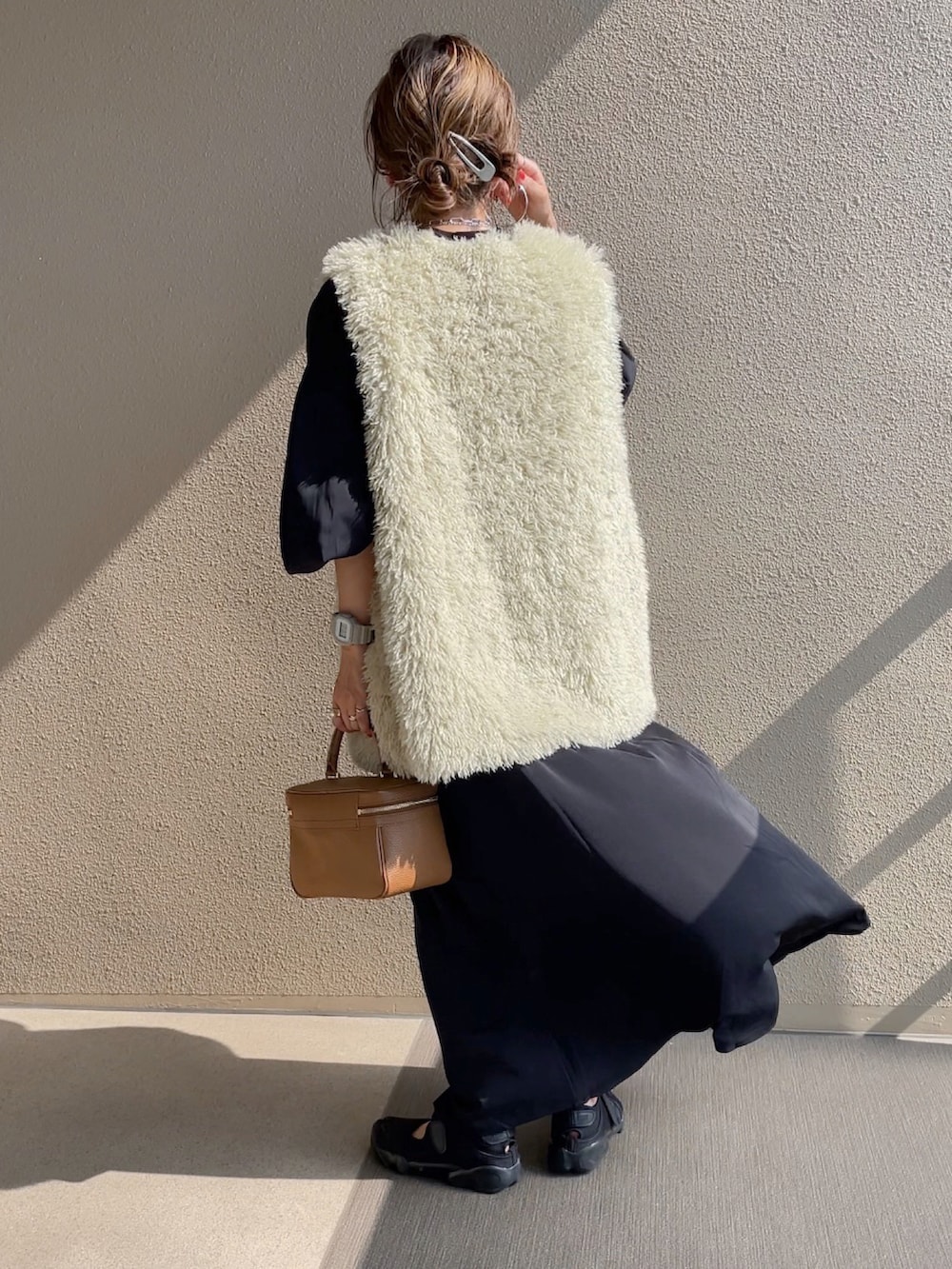 ブラック系のワンピース、ブラック系のサンダル、グリーン系のベストを着用したレディースの夏コーディネートの4枚目の写真