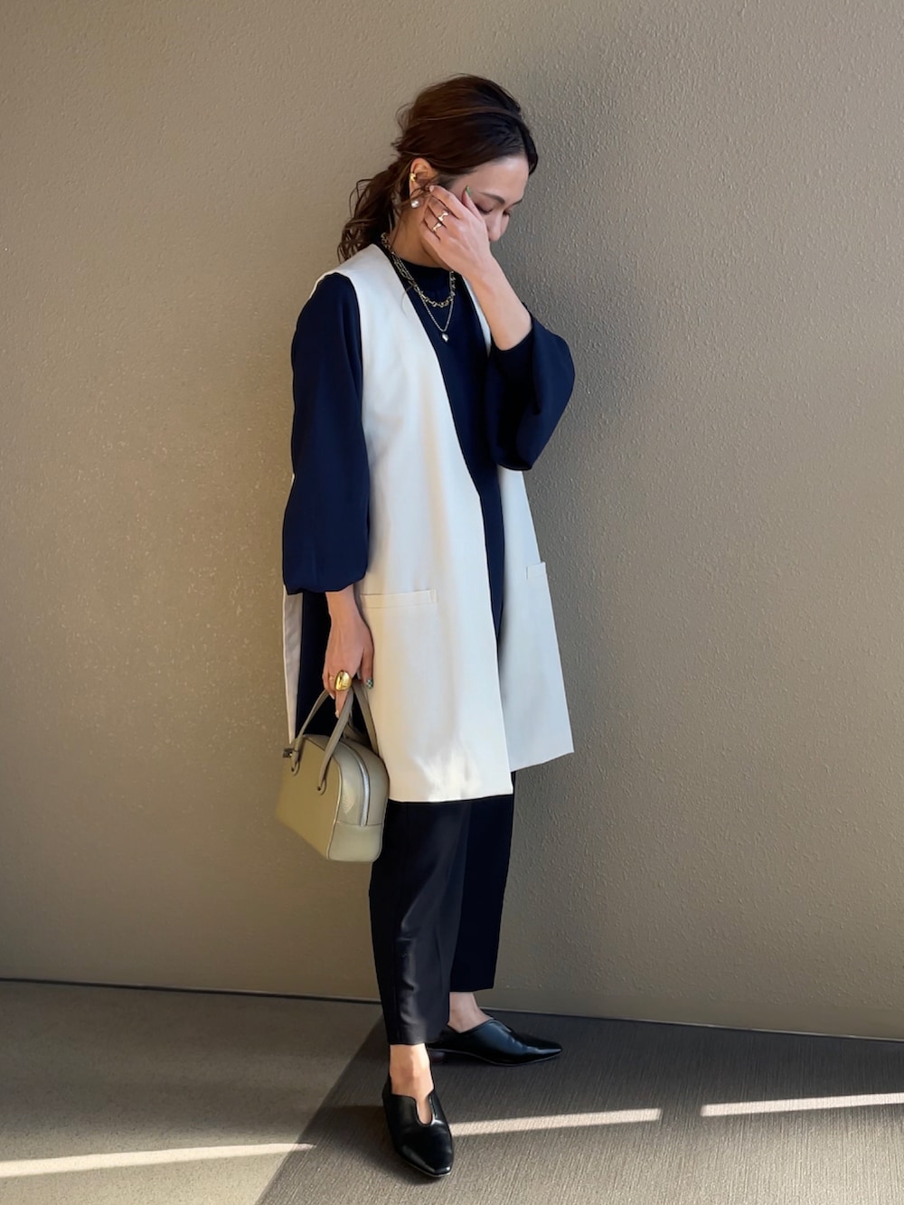 ブルー系のシャツ/ブラウス、ホワイト系のベスト、ベージュ系のその他パンツを着用したレディースの冬コーディネートの5枚目の写真