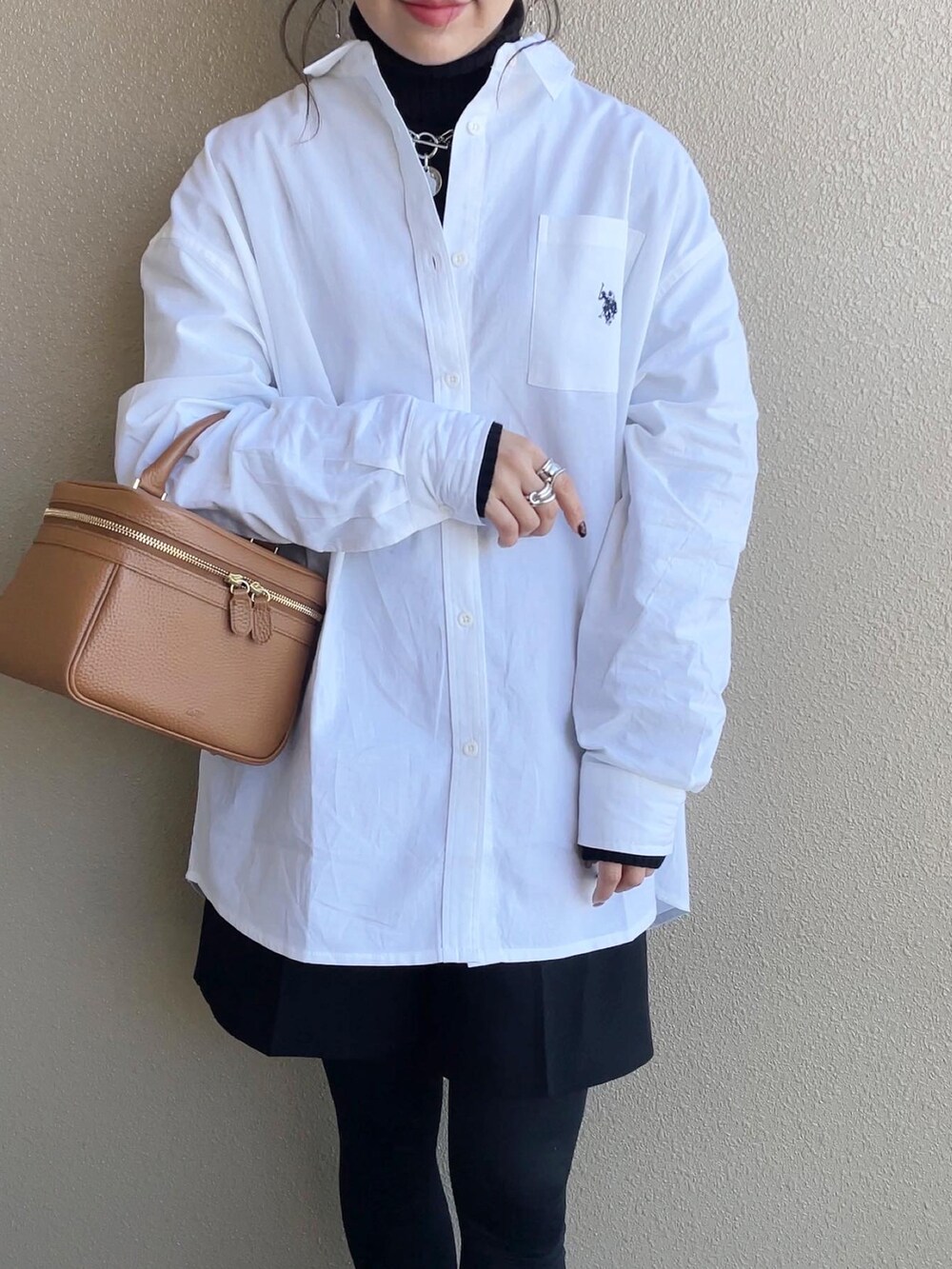 ホワイト系のシャツ/ブラウス、ブラック系のスラックス、グレー系のノーカラーコートを着用したレディースの冬コーディネートの5枚目の写真