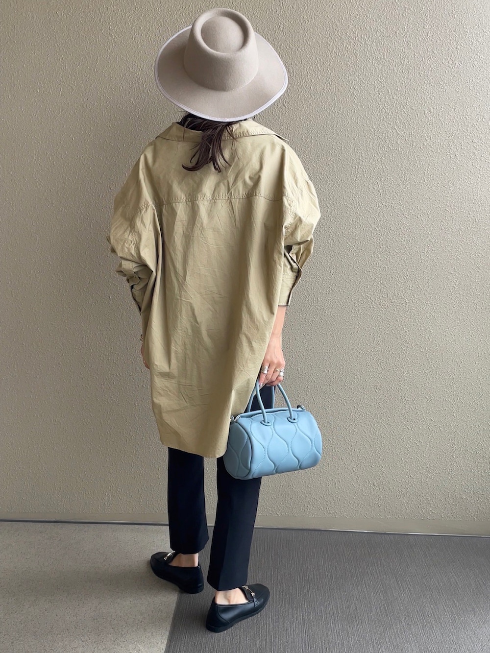 ブラック系のローファー、ベージュ系のシャツ/ブラウス、ホワイト系のシャツ/ブラウスを着用したレディースの秋コーディネートの5枚目の写真