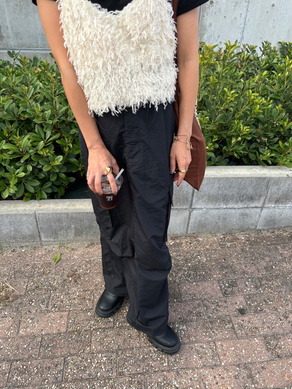 ブラック系のスカート、ホワイト系のシャツ/ブラウス、ブラック系のTシャツ/カットソーを着用したレディースの夏コーディネートの4枚目の写真