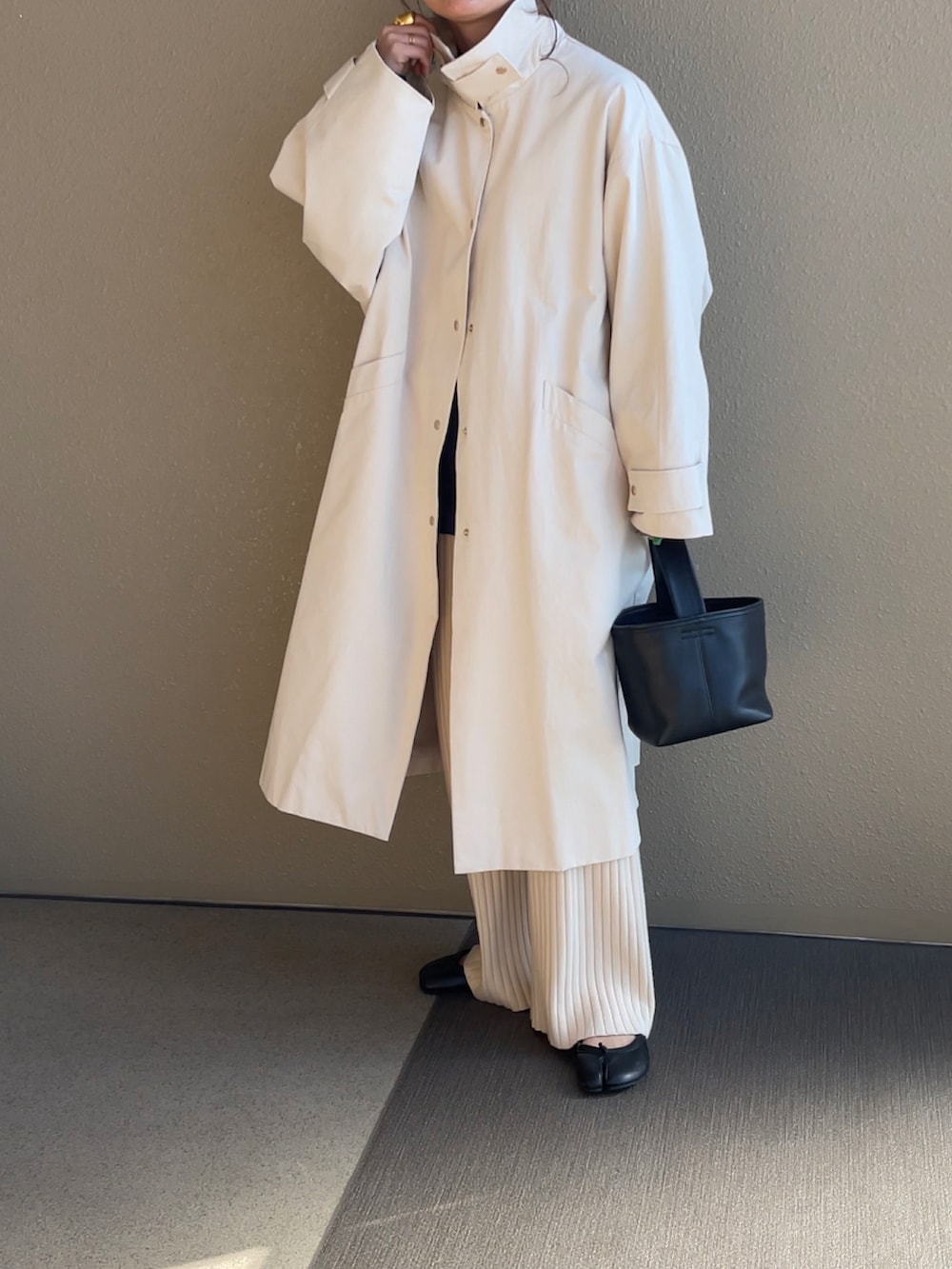 ブルー系のシャツ/ブラウス、ホワイト系のベスト、ベージュ系のその他パンツを着用したレディースの冬コーディネートの4枚目の写真