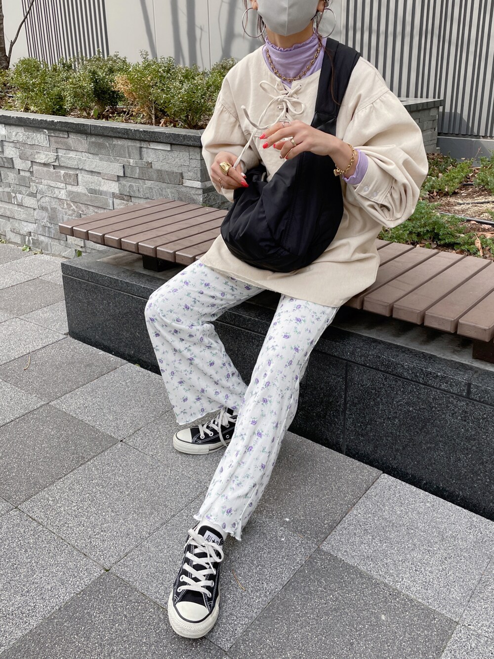 ホワイト系のシャツ/ブラウス、パープル系のTシャツ/カットソー、パープル系のその他パンツを着用したレディースの春コーディネートの5枚目の写真