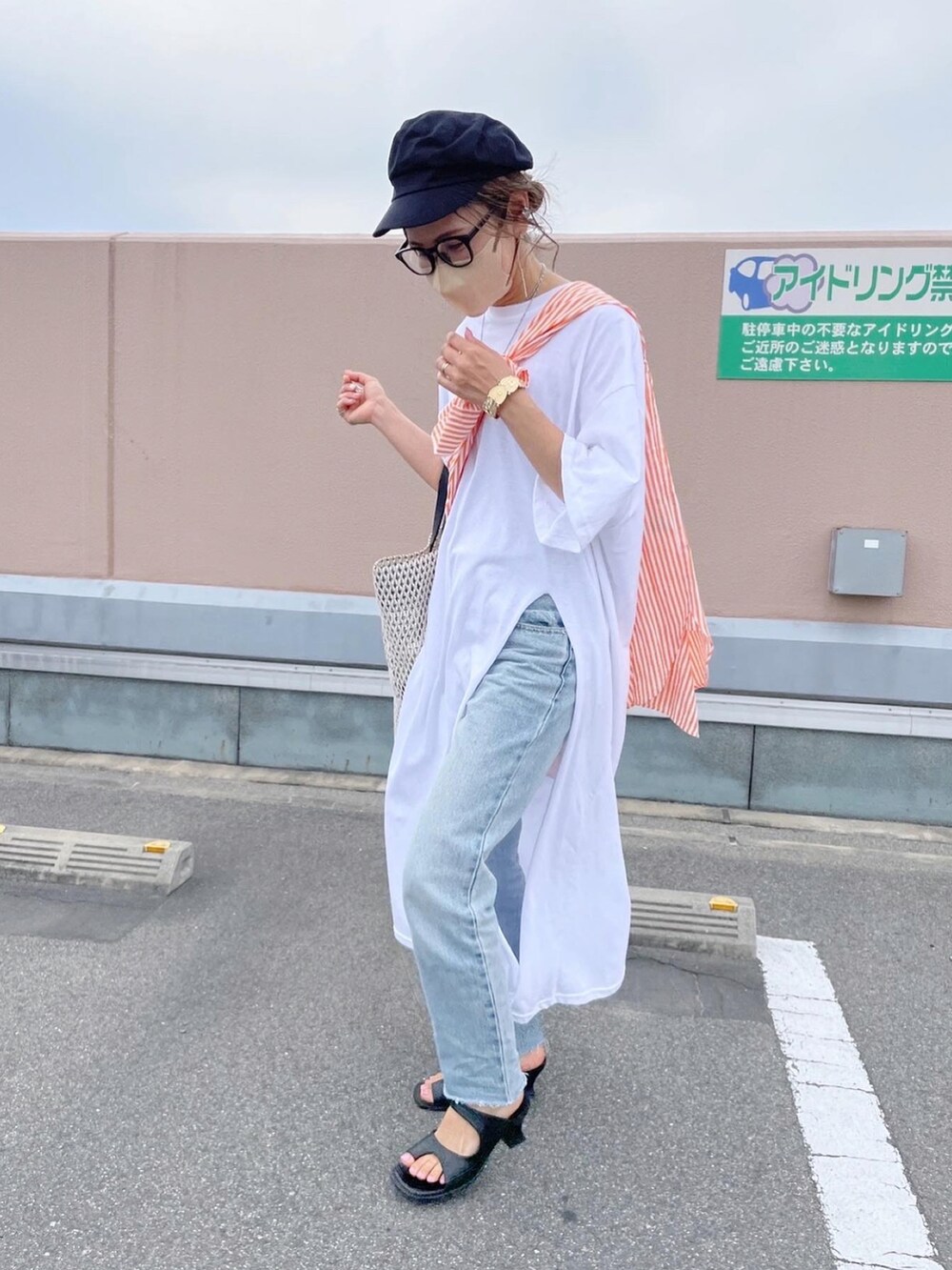 ブルー系のデニムパンツ、ホワイト系のTシャツ/カットソー、オレンジ系のシャツ/ブラウスを着用したレディースの夏コーディネートの2枚目の写真