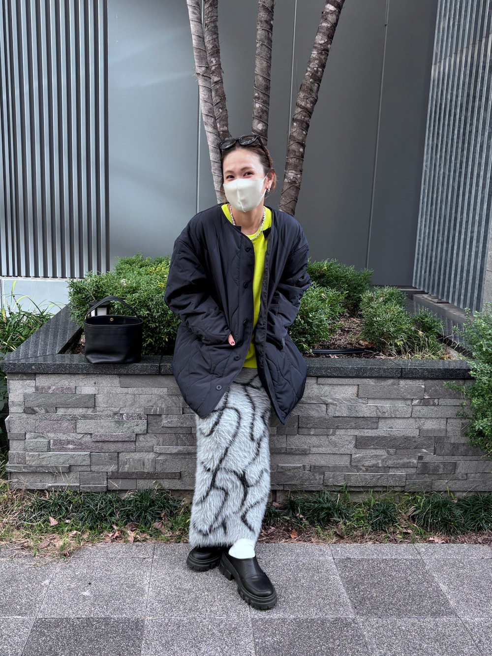 ブルー系のモッズコート、グレー系のスカートを着用したレディースの秋コーディネートの3枚目の写真