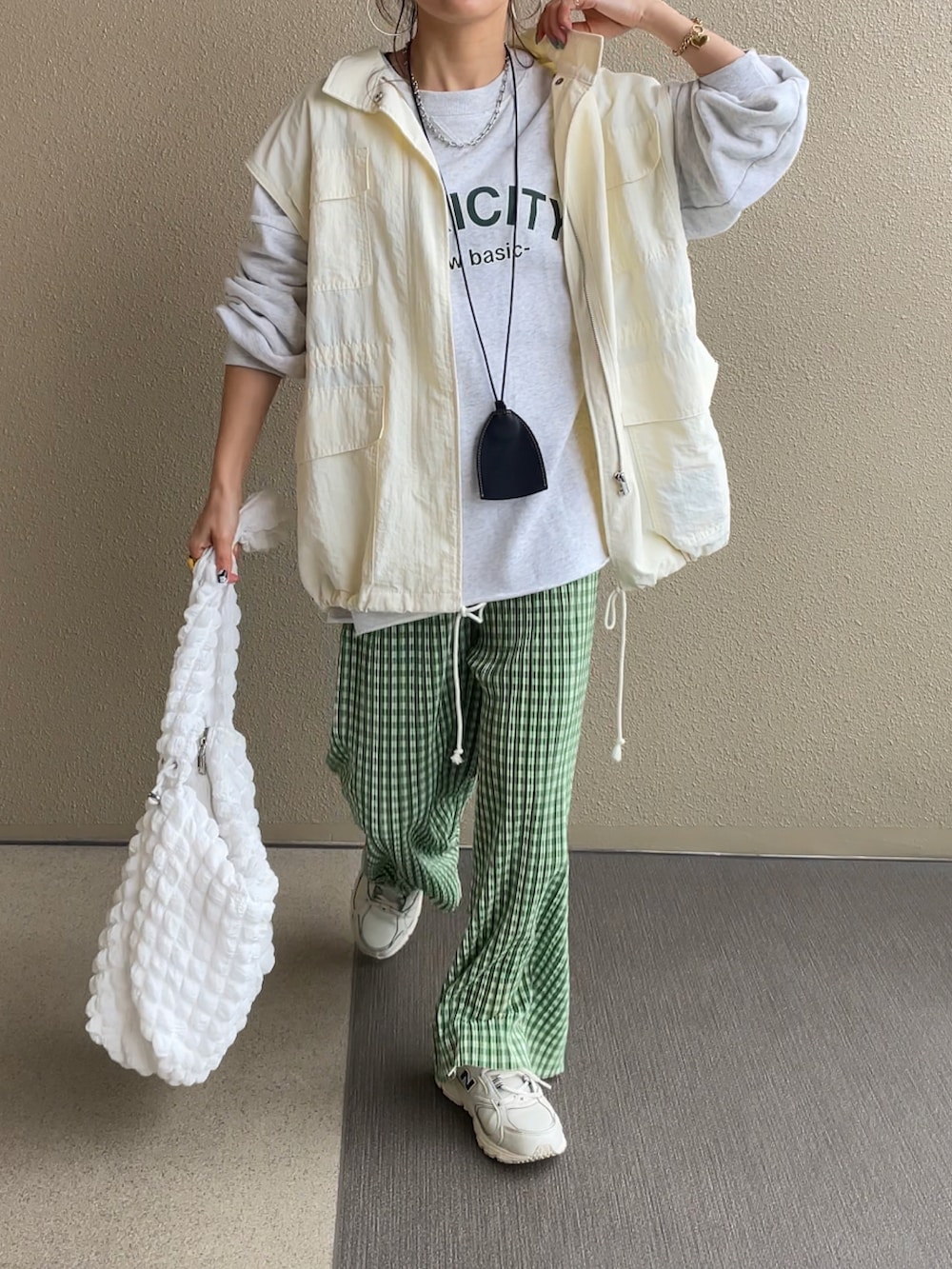 ベージュ系のスウェット、グリーン系のその他パンツを着用したレディースの冬コーディネートの2枚目の写真