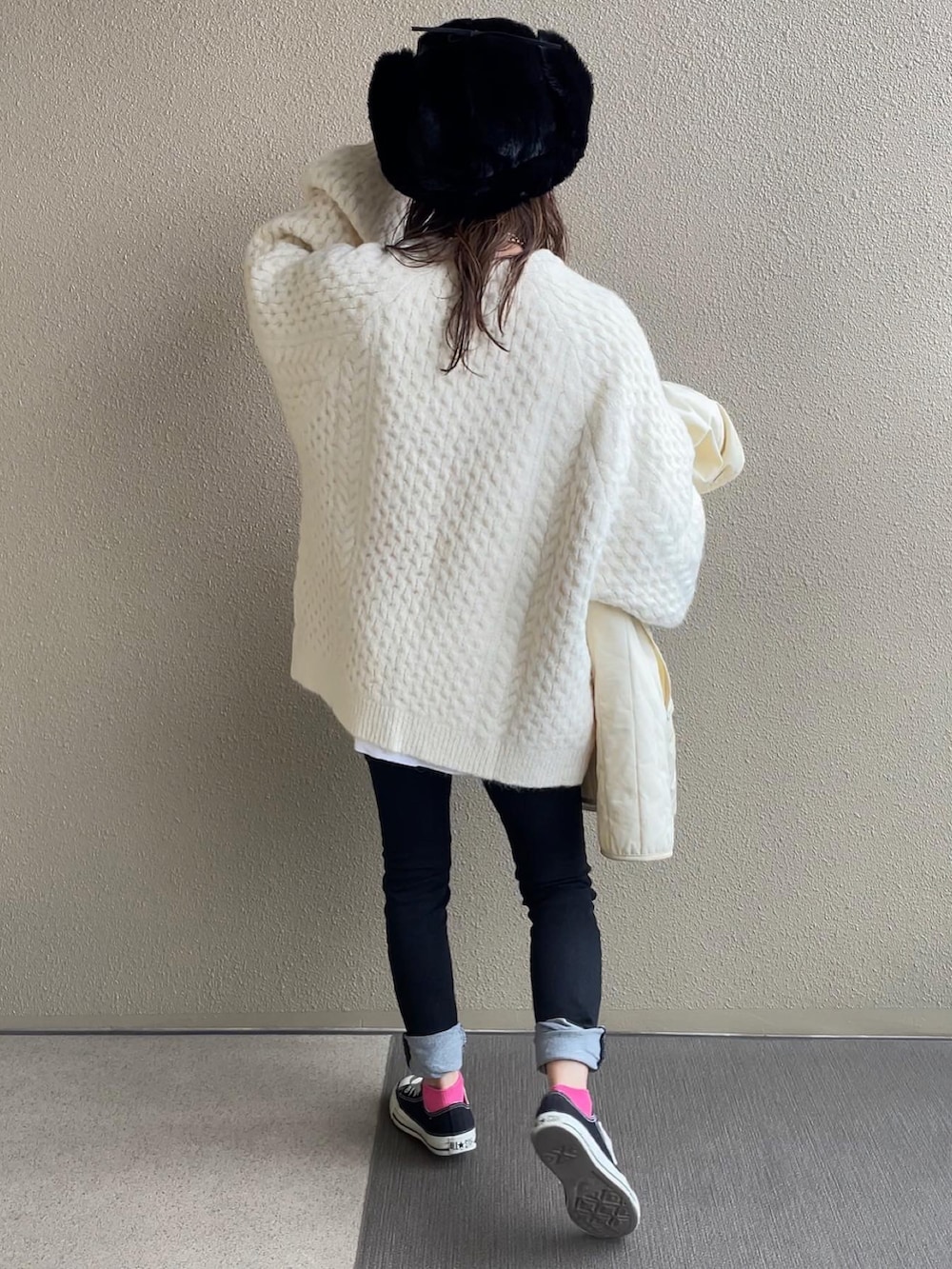 ブラック系のダウンジャケット/コート、グリーン系のスウェット、ホワイト系のニット/セーターを着用したレディースの冬コーディネートの4枚目の写真