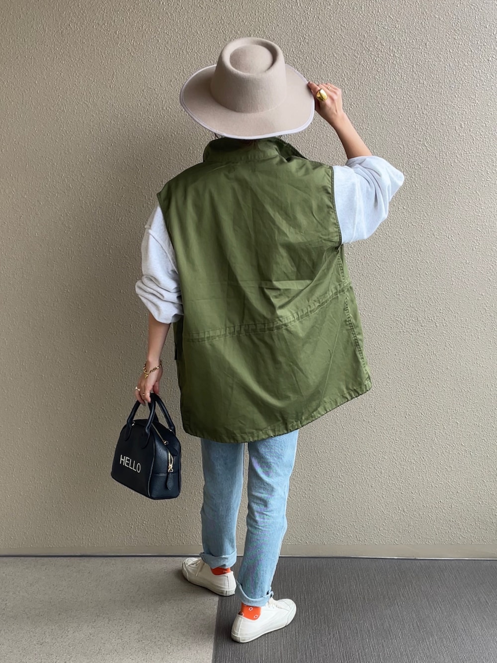 ベージュ系のスウェット、グリーン系のその他パンツを着用したレディースの冬コーディネートの4枚目の写真