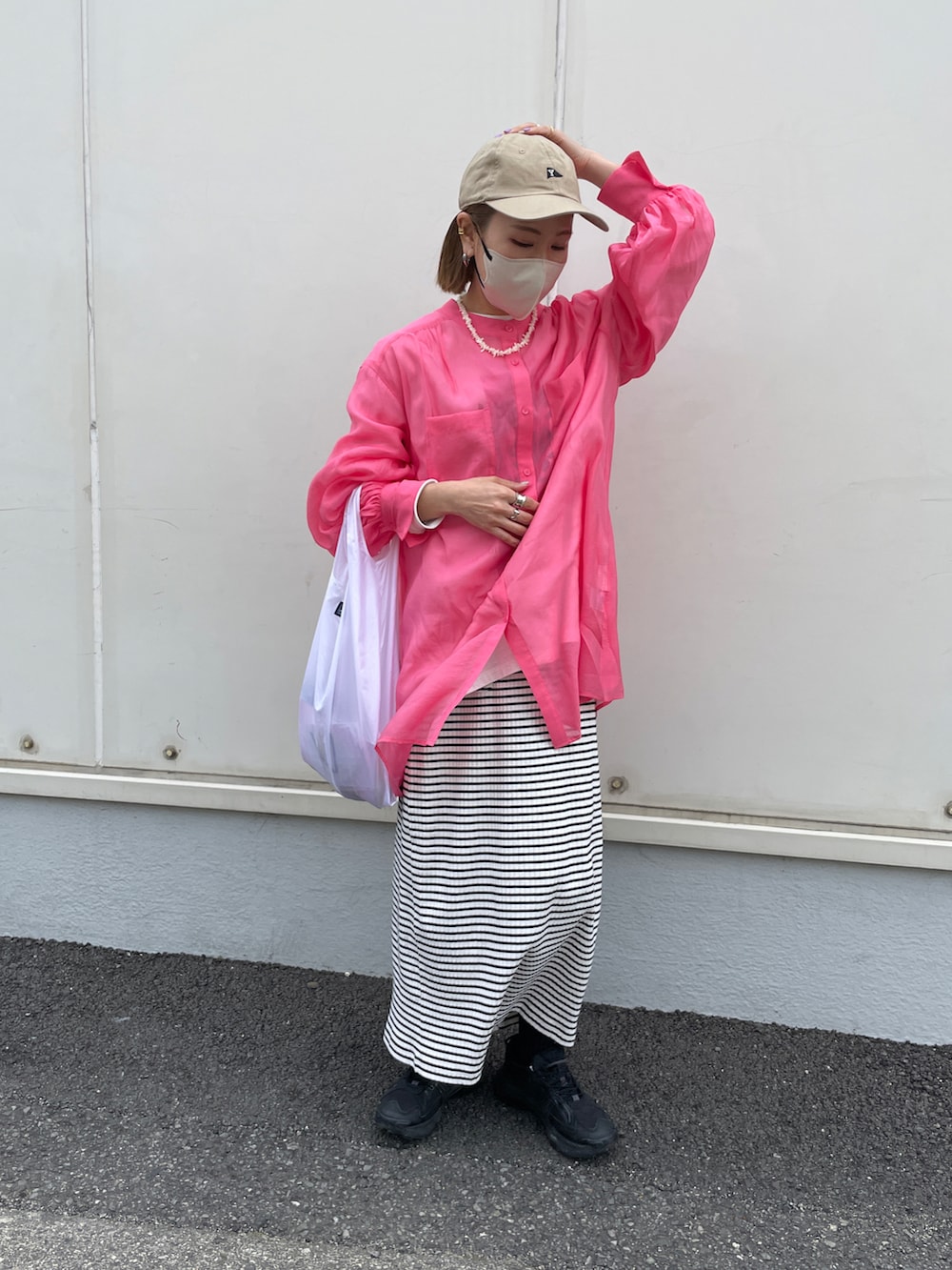 その他のスカート、ホワイト系のトートバッグ、ピンク系のシャツ/ブラウスを着用したレディースの春コーディネートの2枚目の写真