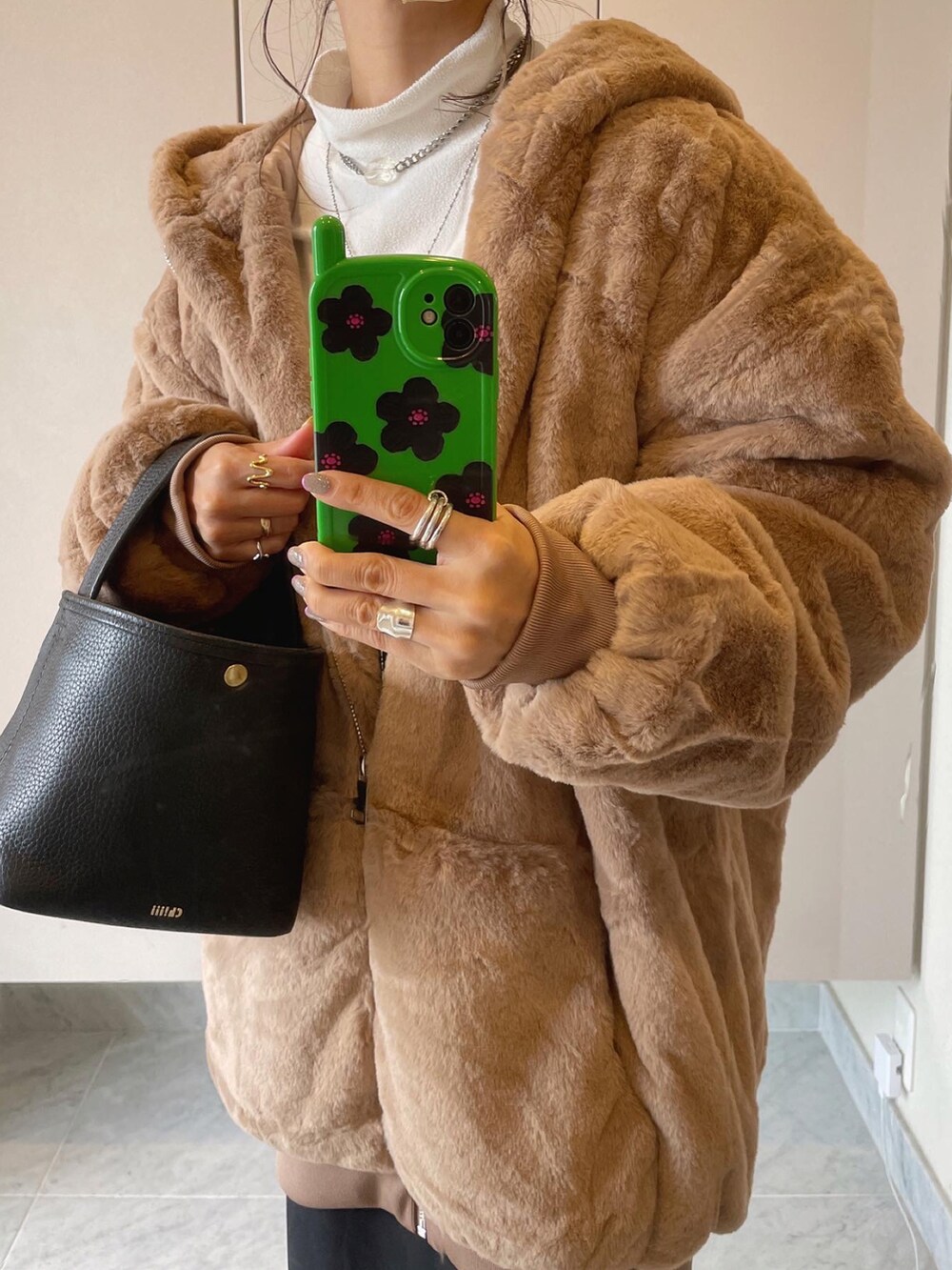 ベージュ系のブルゾンを着用したレディースの秋コーディネートの4枚目の写真