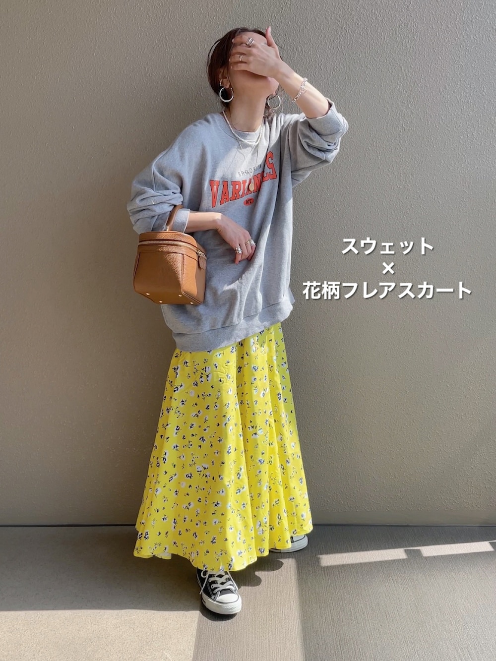 ピンク系のTシャツ/カットソー、ブラック系のスカート、グレー系のスウェットを着用したレディースの春コーディネートの3枚目の写真