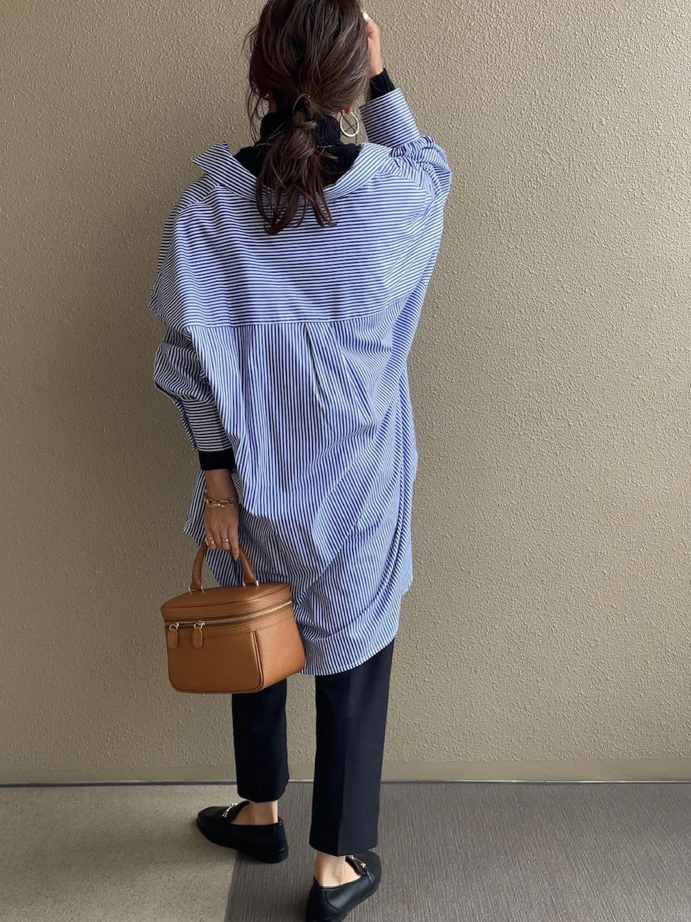 ブラック系のローファー、ベージュ系のシャツ/ブラウス、ホワイト系のシャツ/ブラウスを着用したレディースの秋コーディネートの4枚目の写真