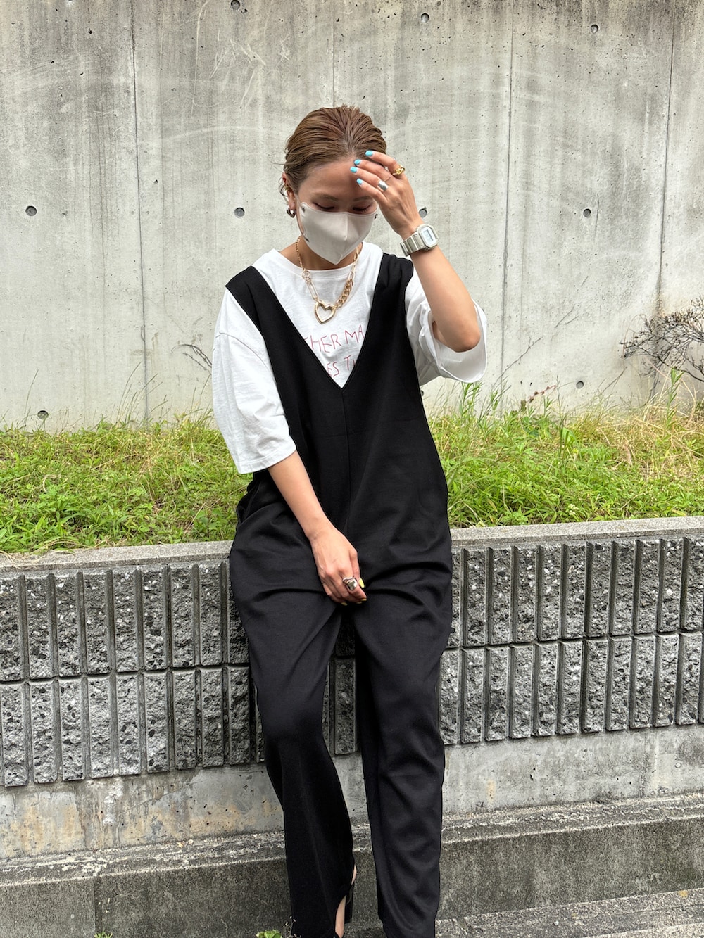 ブラック系のつなぎ/オールインワン、ピンク系のTシャツ/カットソーを着用したレディースの夏コーディネートの3枚目の写真