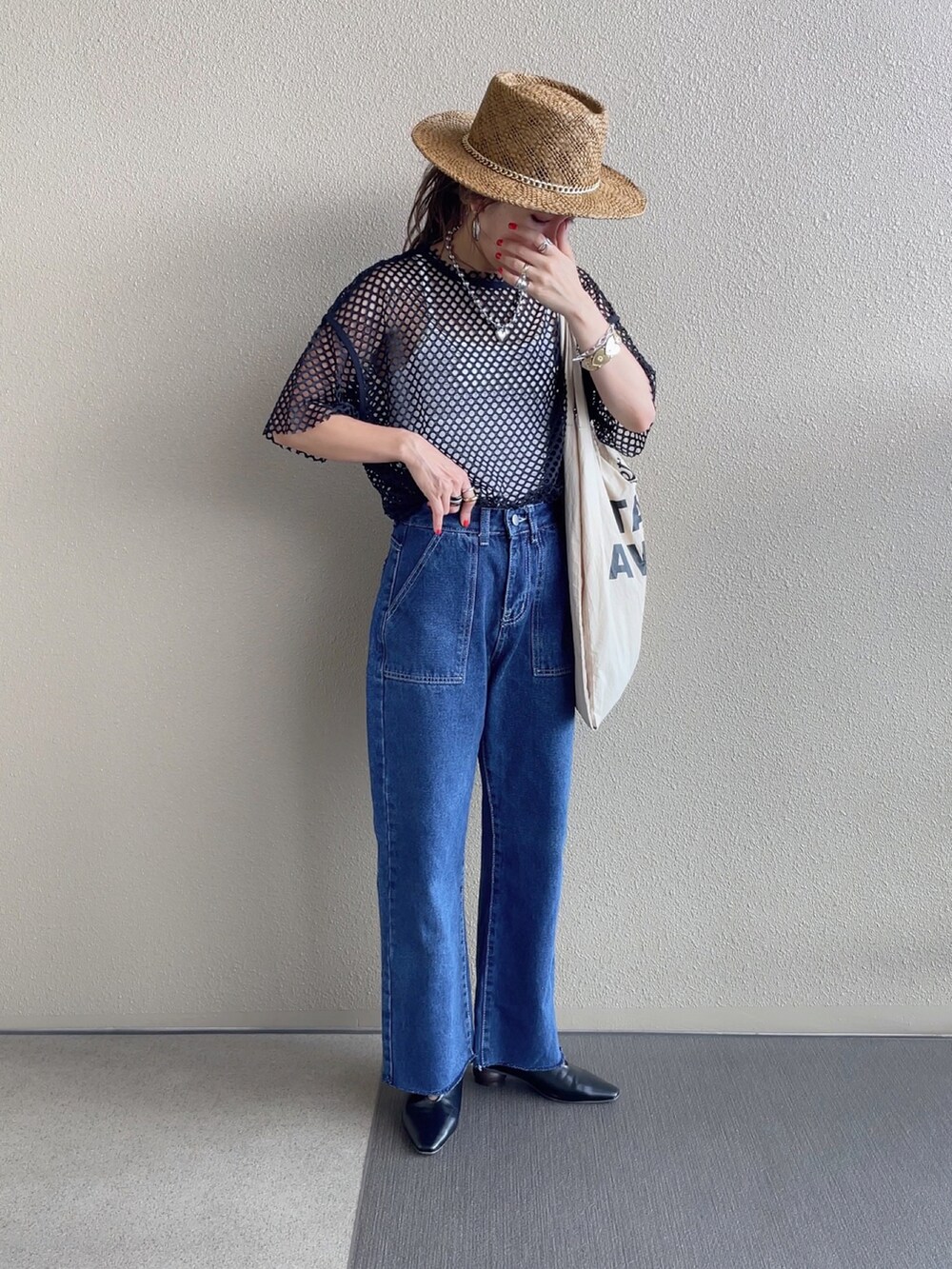 ブラック系のTシャツ/カットソー、ブルー系のデニムパンツを着用したレディースの夏コーディネートの3枚目の写真