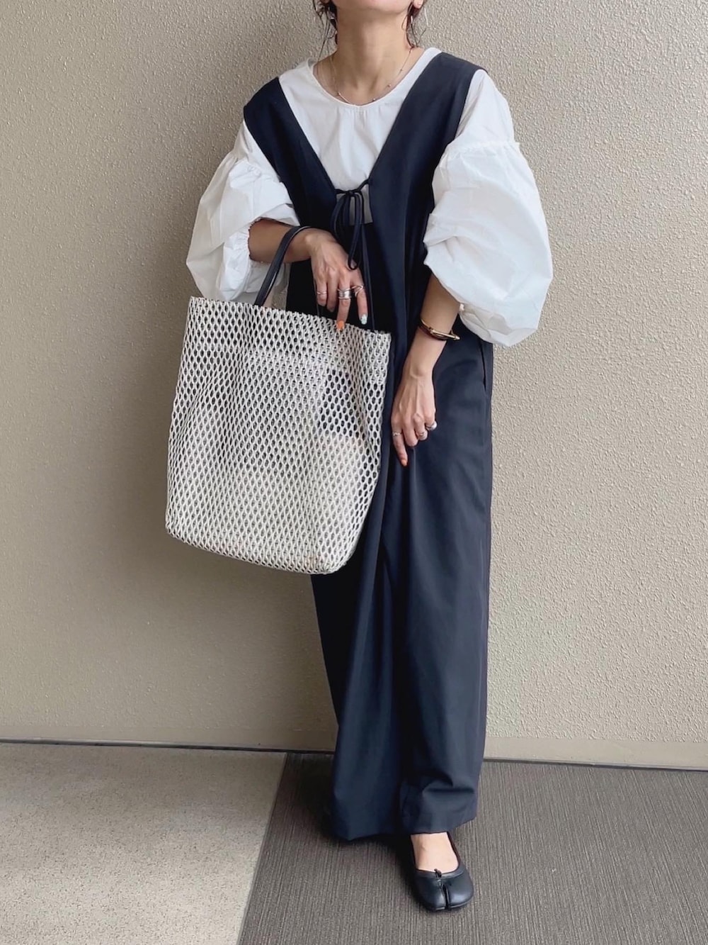 ホワイト系のシャツ/ブラウス、ブラック系のその他パンツ、パープル系のその他パンツを着用したレディースの夏コーディネートの5枚目の写真