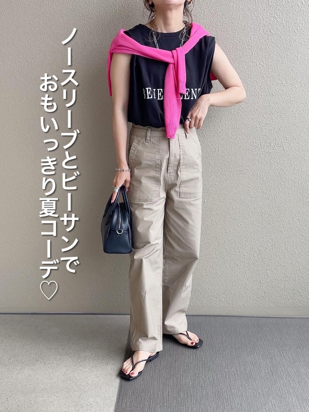 ブラック系のTシャツ/カットソー、ブルー系のシャツ/ブラウス、ブラック系のTシャツ/カットソーを着用したレディースの春コーディネートの2枚目の写真