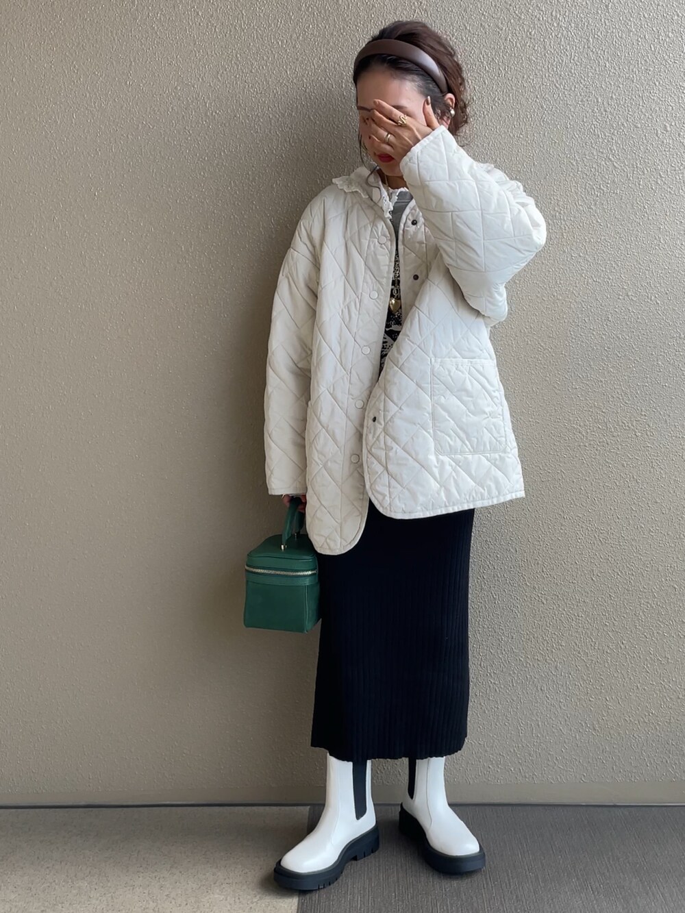 ホワイト系のブーツ、グレー系のスウェット、ホワイト系のシャツ/ブラウスを着用したレディースの秋コーディネートの3枚目の写真