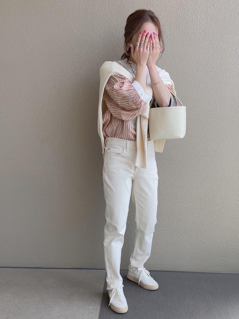 ブルー系のデニムスカート、ブラック系のジャンパースカート、その他のその他を着用したレディースの春コーディネートの5枚目の写真