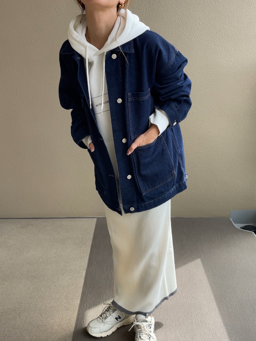 ブラック系のスカート、ホワイト系のパーカー、ホワイト系のパーカーを着用したレディースの秋コーディネートの3枚目の写真