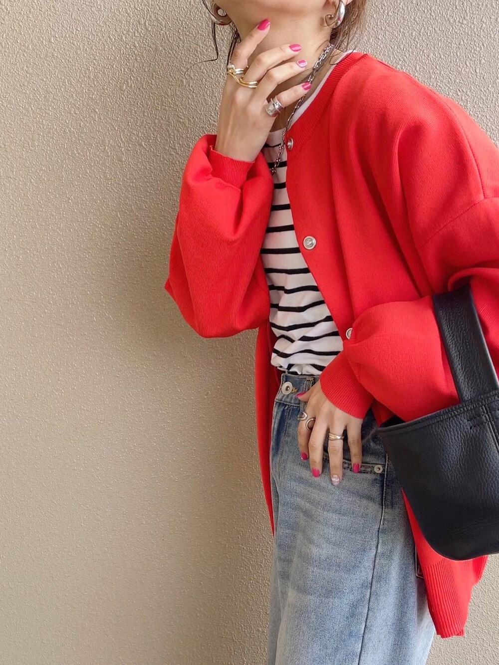 オレンジ系のカーディガン/ボレロ、ホワイト系のワンピース/ドレス、ホワイト系のシャツ/ブラウスを着用したレディースの春コーディネートの5枚目の写真