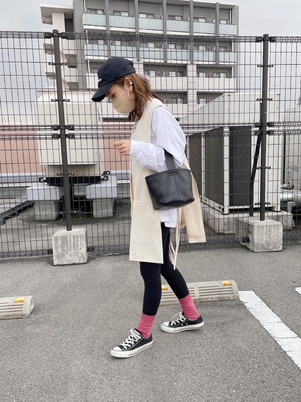 ホワイト系のベスト、ホワイト系のTシャツ/カットソー、ブラック系のレギンス/スパッツを着用したレディースの春コーディネートの3枚目の写真