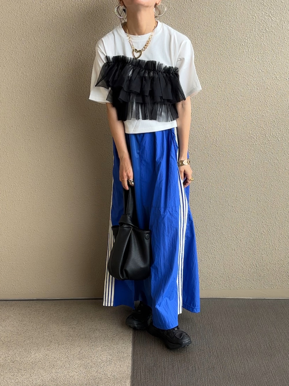 ホワイト系のTシャツ/カットソー、ブラック系のその他パンツを着用したレディースの夏コーディネートの3枚目の写真