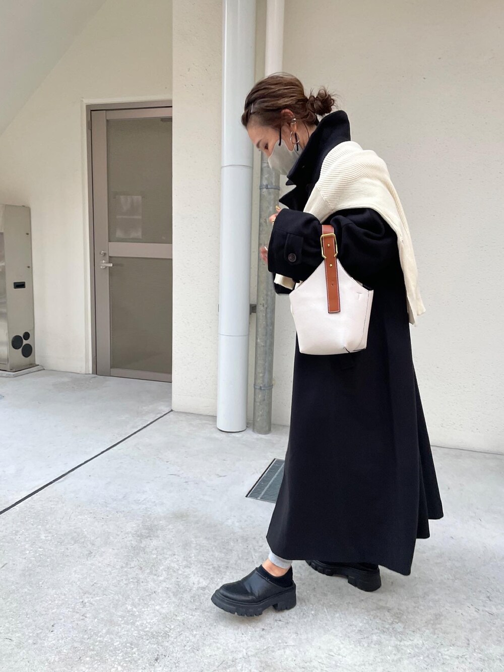 ブラック系のその他アウター、グリーン系のシャツ/ブラウス、ブラック系のスリッポンを着用したレディースの秋コーディネートの4枚目の写真