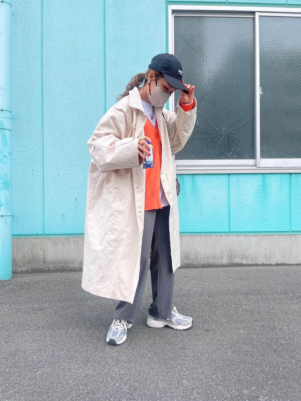 オレンジ系のカーディガン/ボレロ、ホワイト系のスウェット、グレー系のその他パンツを着用したレディースの春コーディネートの4枚目の写真