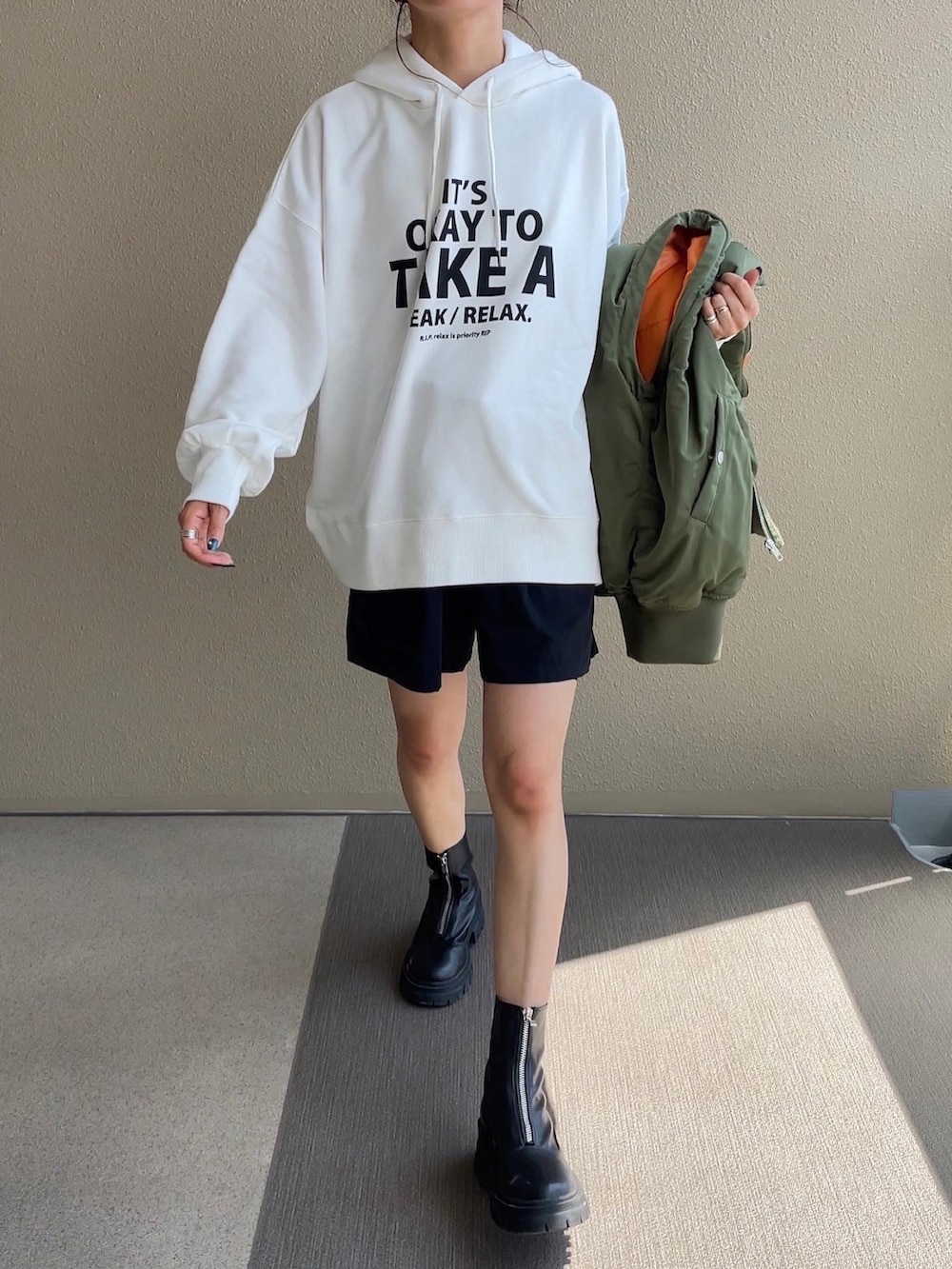 ブラック系のパーカーを着用したレディースの秋コーディネートの3枚目の写真