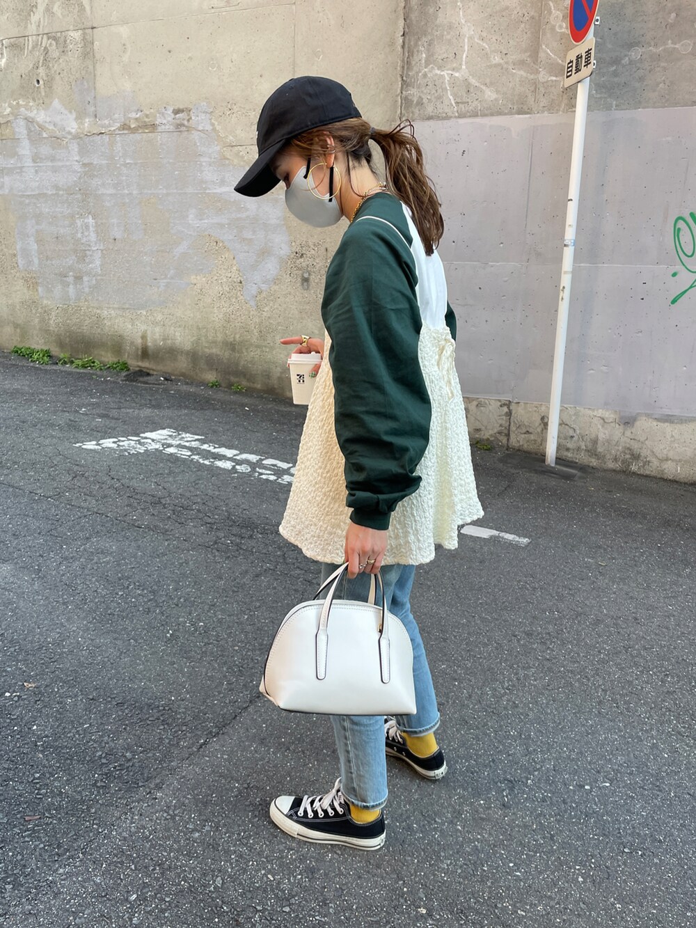 その他のTシャツ/カットソー、ホワイト系のシャツ/ブラウス、ブルー系のデニムパンツを着用したレディースの春コーディネートの2枚目の写真