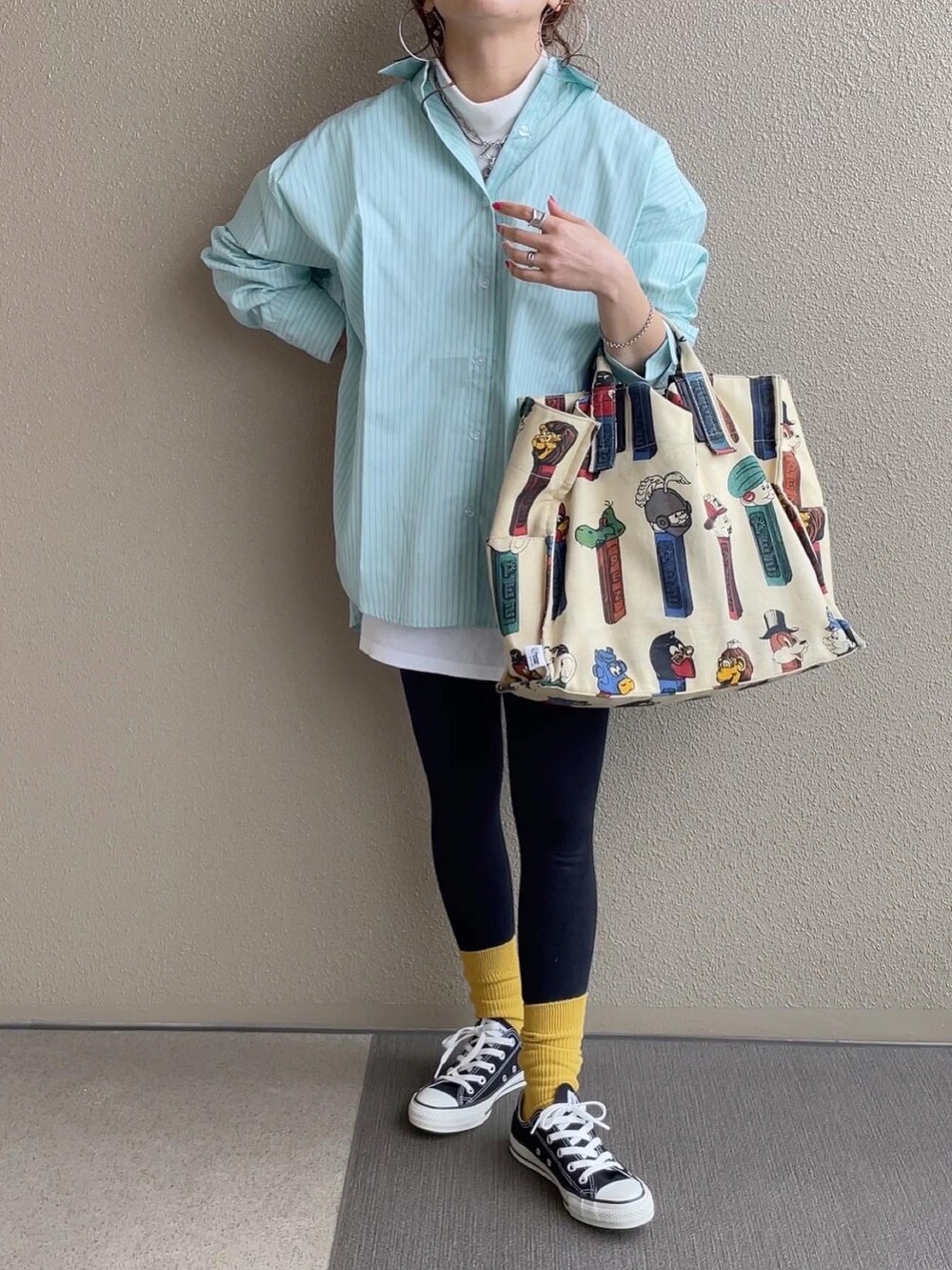 グリーン系のシャツ/ブラウス、イエロー系のカーディガン/ボレロ、ブルー系のデニムパンツを着用したレディースの春コーディネートの2枚目の写真