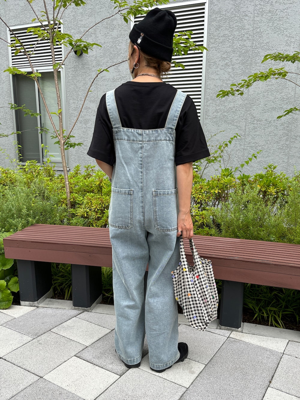 ブラック系のサンダル、ブルー系のサロペット/オーバーオール、ブラック系のニットキャップ/ビーニーを着用したレディースの夏コーディネートの4枚目の写真
