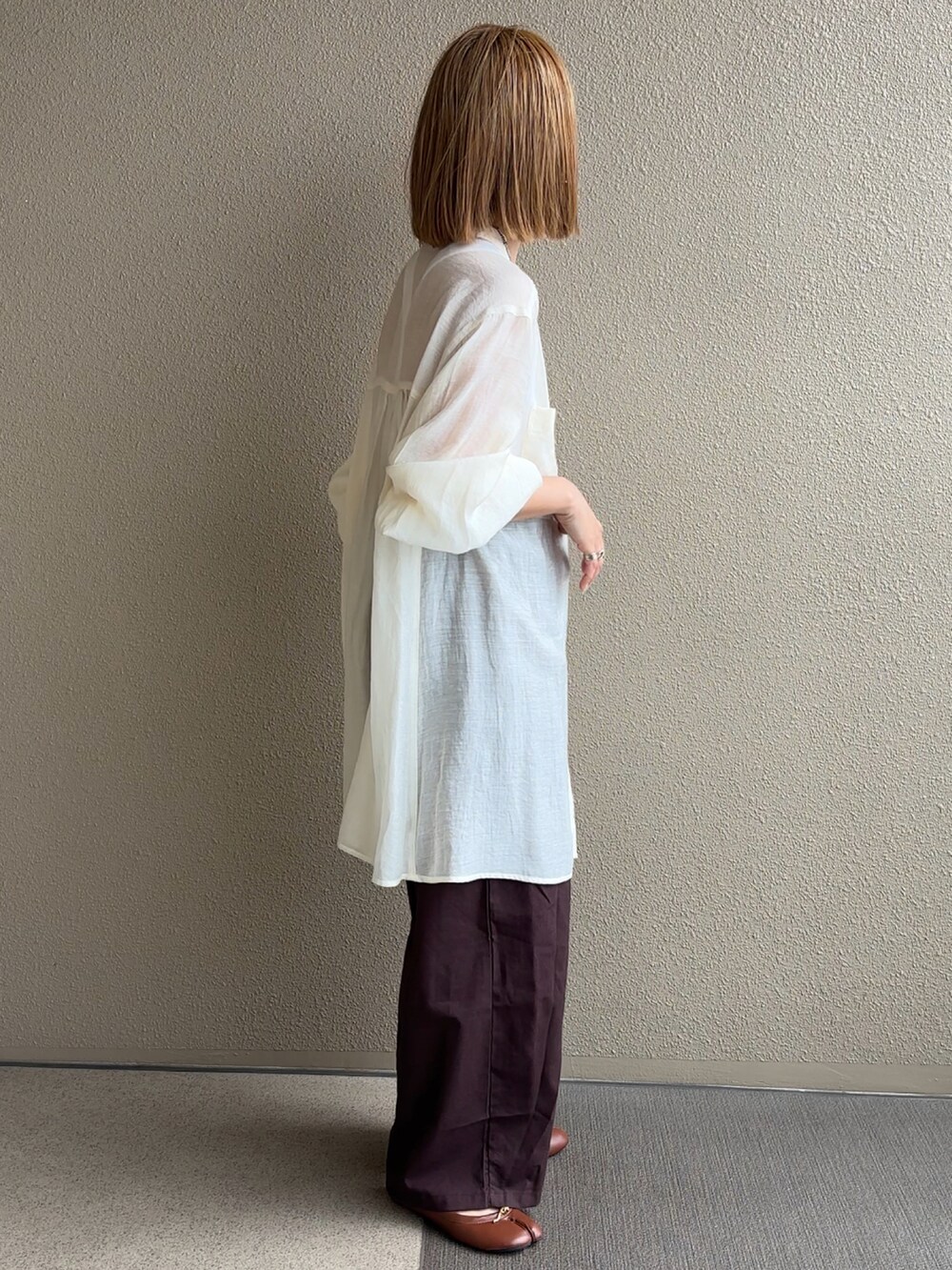 ブラウン系のセットアップ、ホワイト系のシャツ/ブラウスを着用したレディースの春コーディネートの4枚目の写真