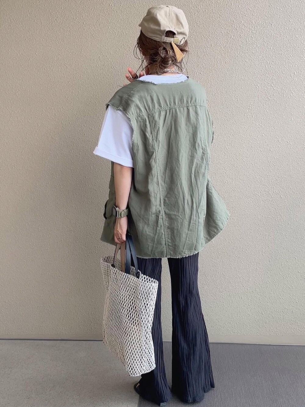 ホワイト系のTシャツ/カットソー、ブラウン系のニットキャップ/ビーニーを着用したレディースの夏コーディネートの5枚目の写真