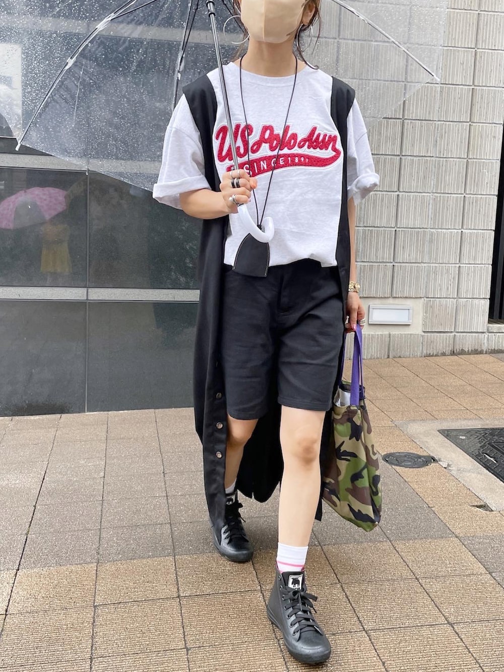 グレー系のTシャツ/カットソー、ブラック系のジャンパースカート、その他のその他を着用したレディースの夏コーディネートの3枚目の写真