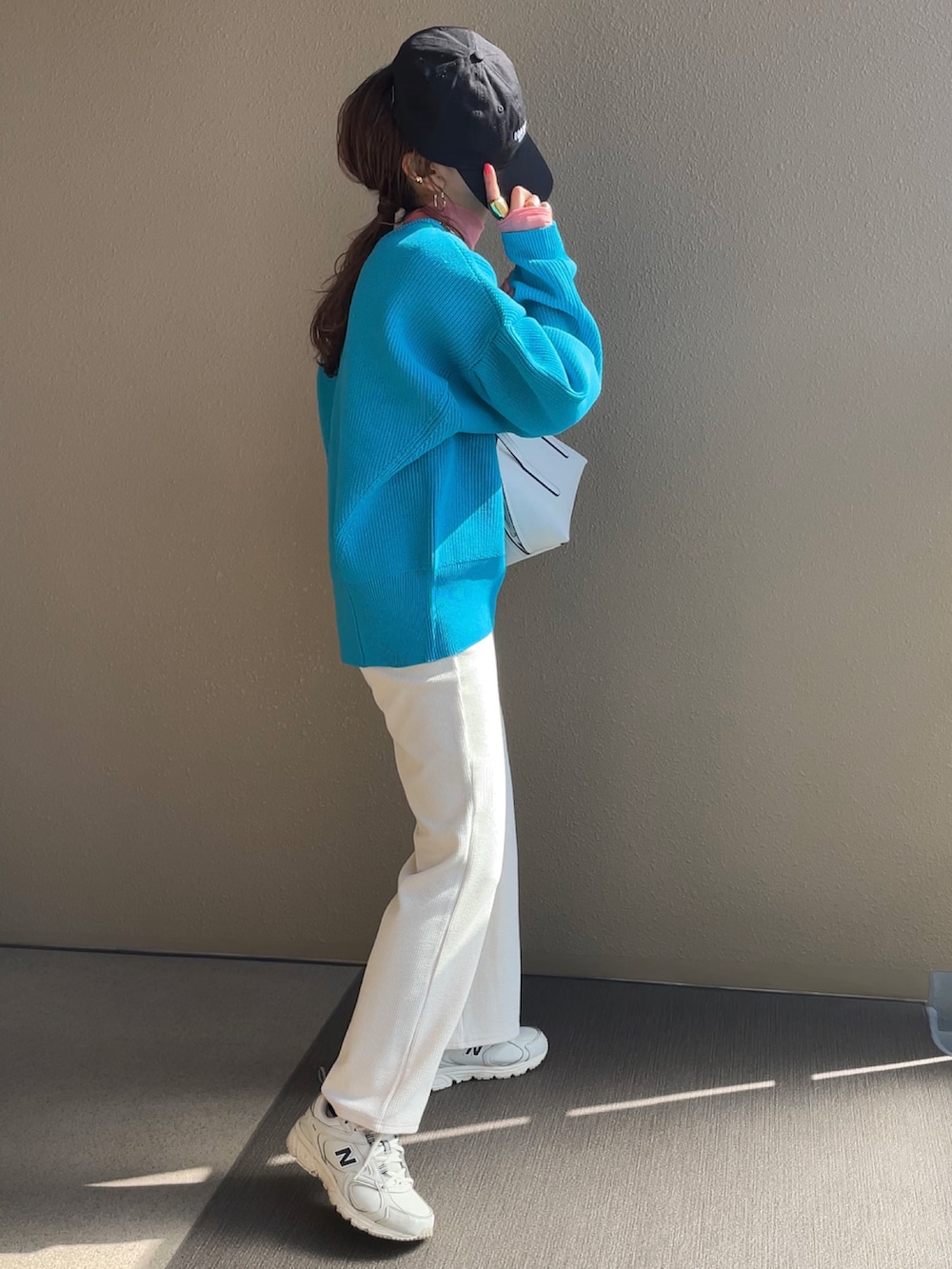 ブルー系のカーディガン/ボレロ、ピンク系のTシャツ/カットソー、ホワイト系のその他パンツを着用したレディースの春コーディネートの3枚目の写真