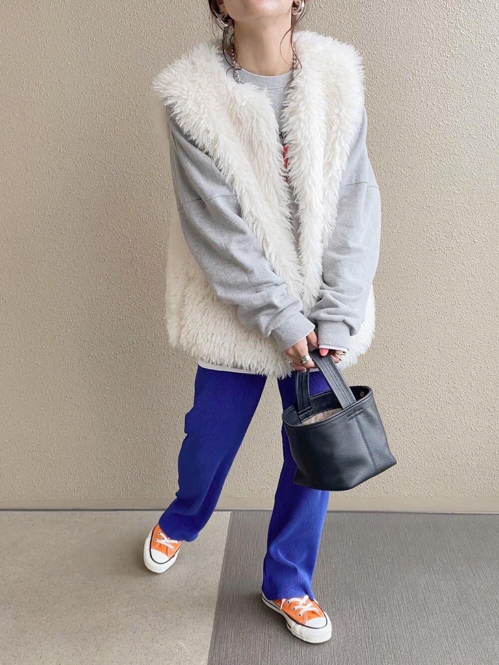 ブルー系のその他パンツ、グレー系のスウェット、オレンジ系のスニーカーを着用したレディースの冬コーディネートの4枚目の写真