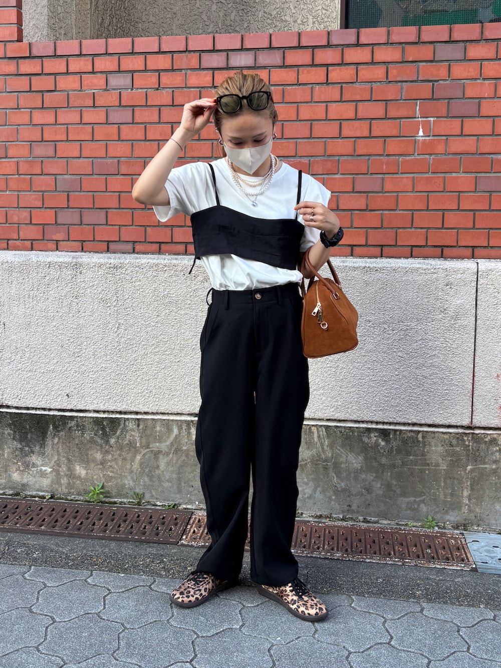 ホワイト系のTシャツ/カットソー、その他のスニーカーを着用したレディースの夏コーディネートの3枚目の写真