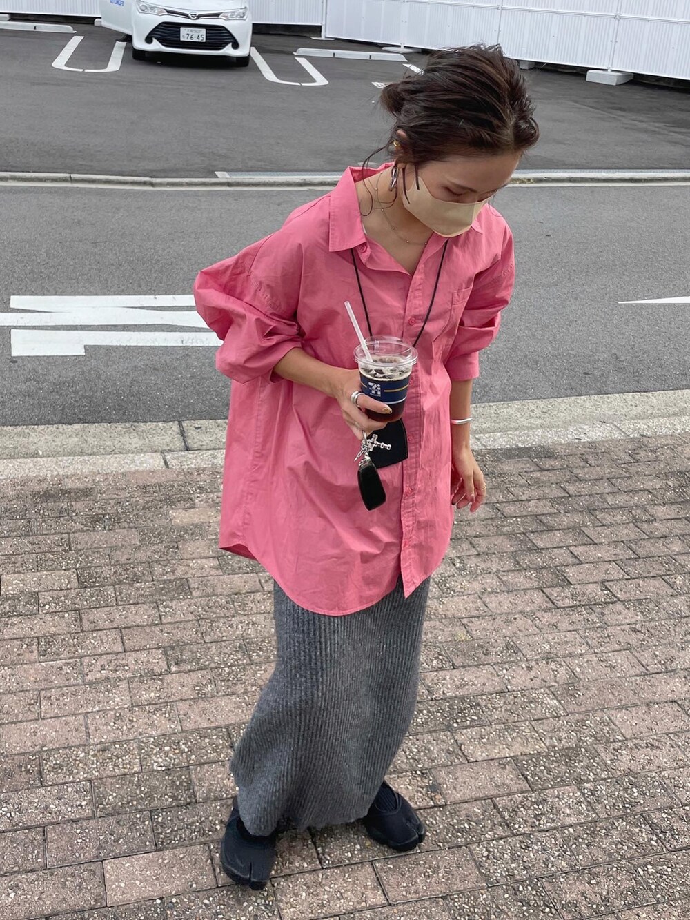 ピンク系のシャツ/ブラウス、ブラック系のスカート、ブラック系のサンダルを着用したレディースの秋コーディネートの3枚目の写真