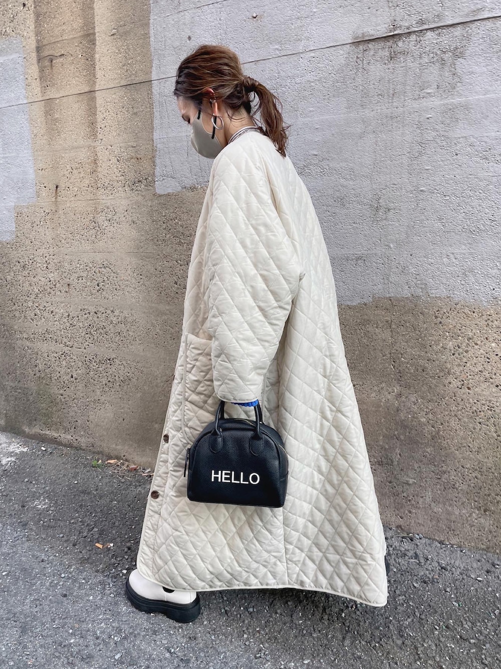 ホワイト系のその他アウター、ブラック系のワンピース、ブラック系のハンドバッグを着用したレディースの秋コーディネートの3枚目の写真