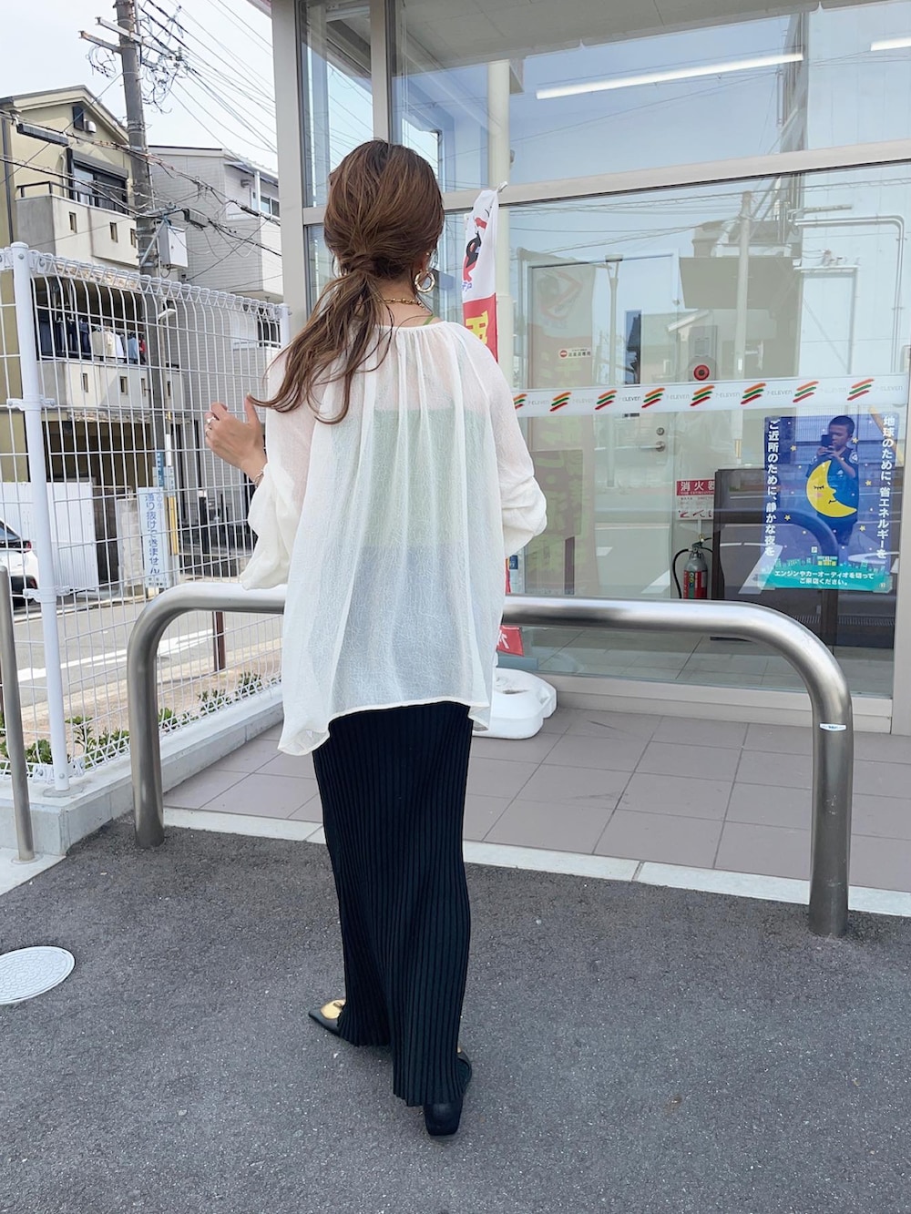 ホワイト系のシャツ/ブラウス、ブラック系のスカート、ブラック系のパンプスを着用したレディースの夏コーディネートの2枚目の写真